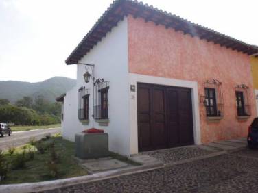 CityMax Antigua renta casa dentro de residencial de Jocotenango Sac! - Image 1