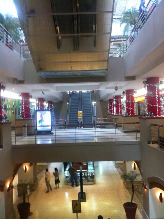 Locan 2o nivel Centro Comercial en zona 10 - Image 2
