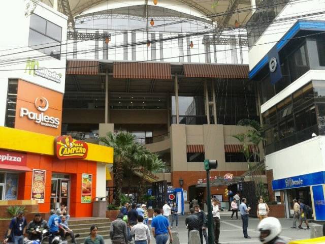 Locan 2o nivel Centro Comercial en zona 10 - Image 3