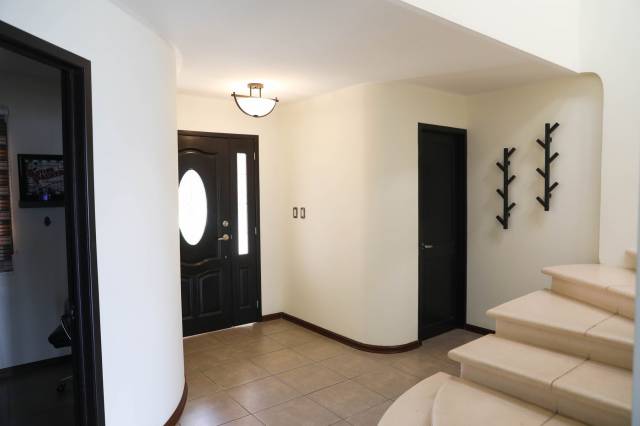 HERMOSA CASA 2 NIVELES EN ZONA 16 - Miniatura 2