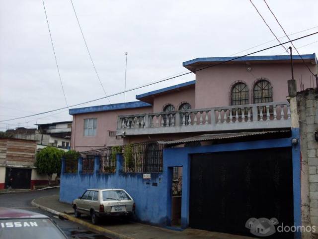 Remato casa grande con dos apartamentos independientes - Image 1