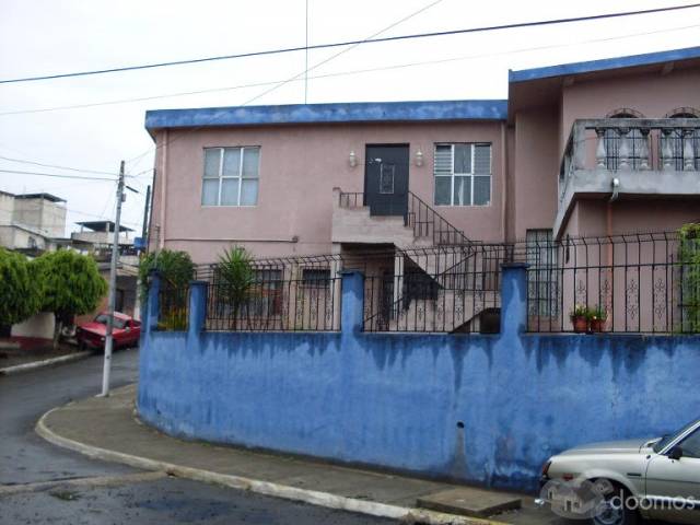 Remato casa grande con dos apartamentos independientes - Image 3