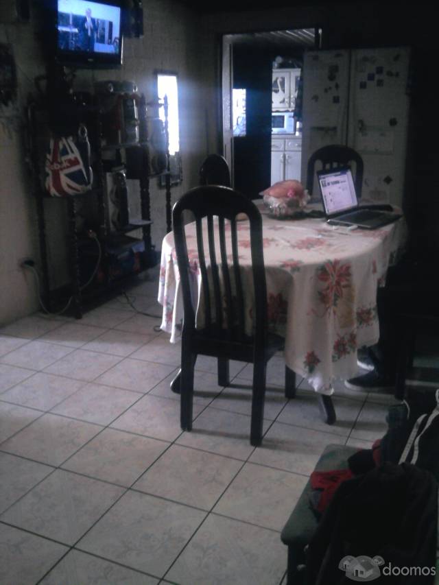 VENDO LINDO Y AMPLIO APARTAMENTO DE 2DO. NIVEL - Image 2