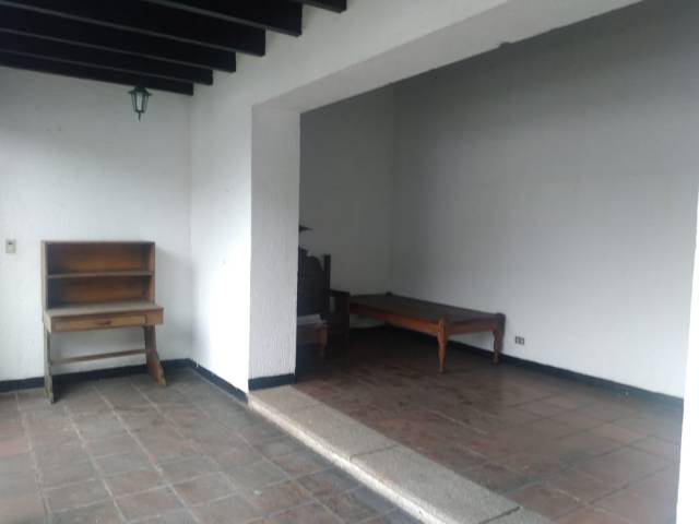 Rento casa comercial ideal para hotel o institución en Antigua Guatemala - Image 3