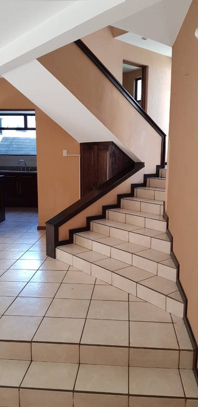 Venta Casa en Condominio Zona 16 La Montaña - Miniatura 2