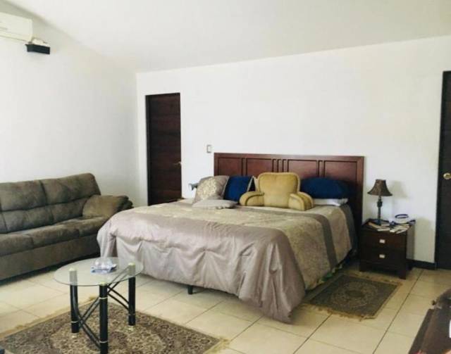 Viva cerca de colegios zona 16, Casa en Venta - Image 2
