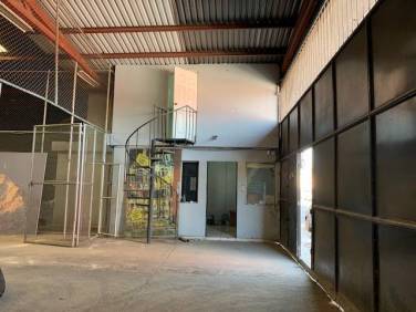 Renta Amplia ofibodega sobre calle en zona 1