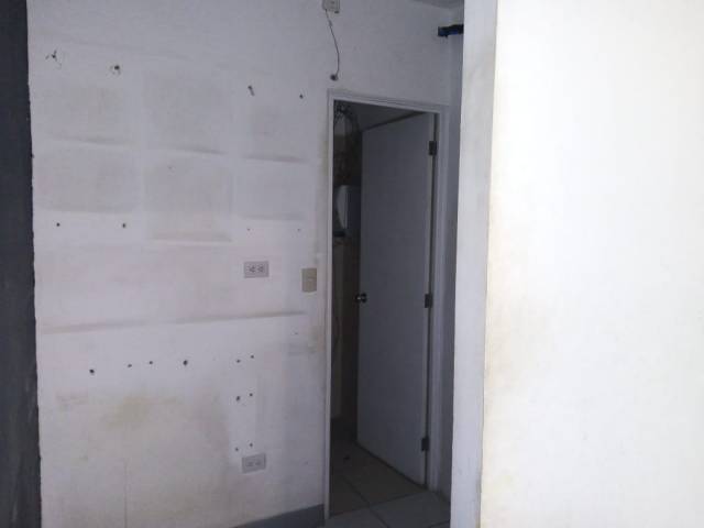 Renta local comercial, excelente ubicaciòn en zona 10 - Image 2