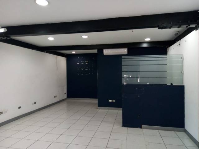 Renta local comercial, excelente ubicaciòn en zona 10 - Image 4