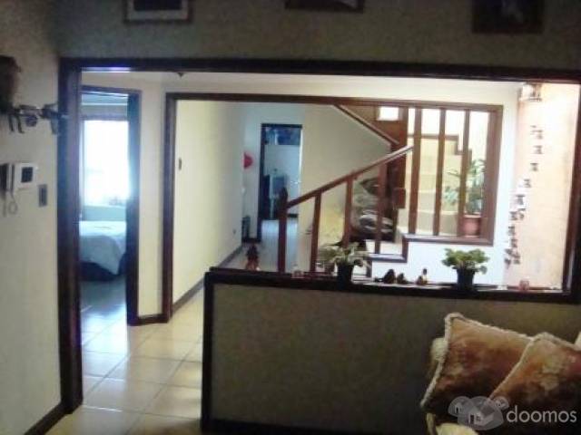 Hermosa casa en Zona 17 - Image 1