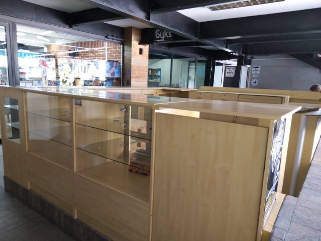 Renta Kiosko, zona 10 plaza comercial, ideal cerrajerías - Image 2