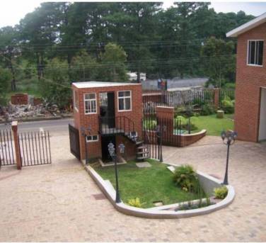 Venta Casa en Zona 16 - Image 1