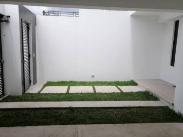 MODERNA CASA PARA ESTRENAR EN VENTA EN ZONA 15 - Image 1
