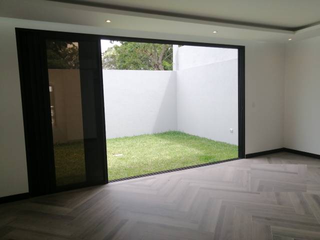 MODERNA CASA PARA ESTRENAR EN VENTA EN ZONA 15 - Image 4