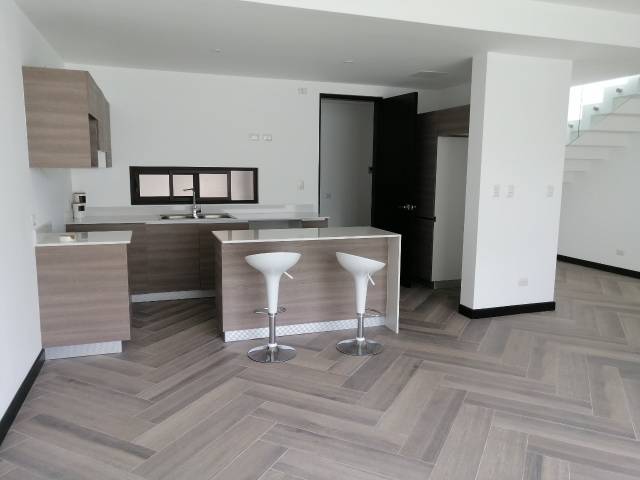 MODERNA CASA PARA ESTRENAR EN VENTA EN ZONA 15 - Image 5