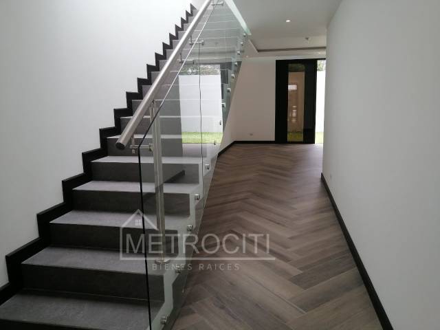 MODERNA CASA PARA ESTRENAR EN VENTA EN ZONA 15 - Miniatura 3
