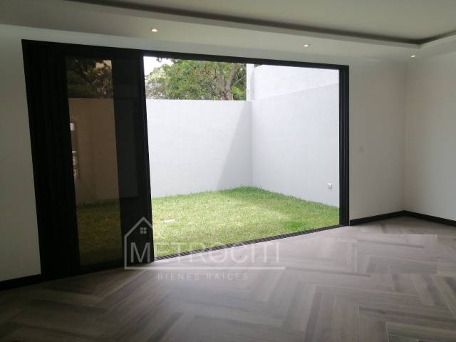 MODERNA CASA PARA ESTRENAR EN VENTA EN ZONA 15 - Miniatura 4