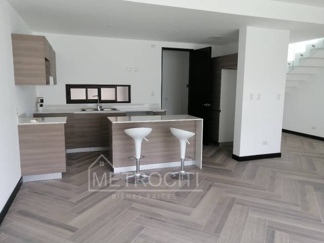 MODERNA CASA PARA ESTRENAR EN VENTA EN ZONA 15 - Miniatura 5