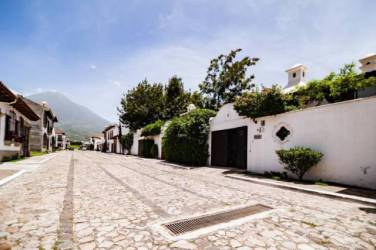 CityMax antigua vende casa en residencial de Antigua Guatemala - Image 1