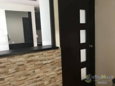 Alquiler oficina amueblada con espacios divididos en zona 15 - Image 1