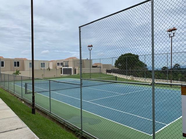 Venta de casa en condominio en Fraijanes - Image 3