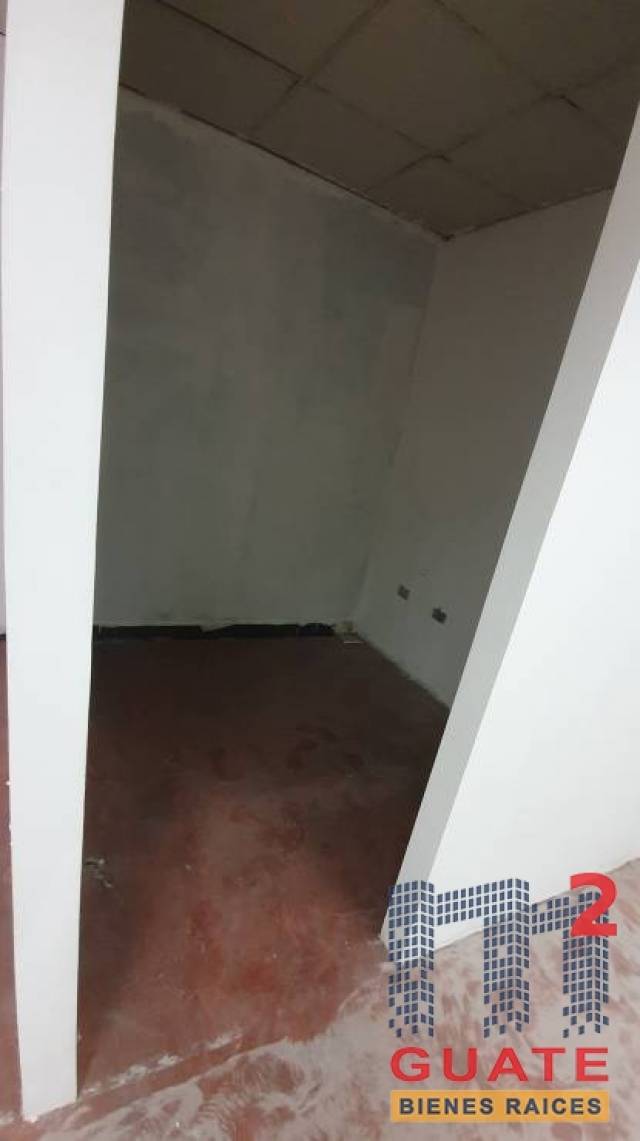 Local de 126 m2 de construcción, en Renta Zona 10 - Miniatura 6
