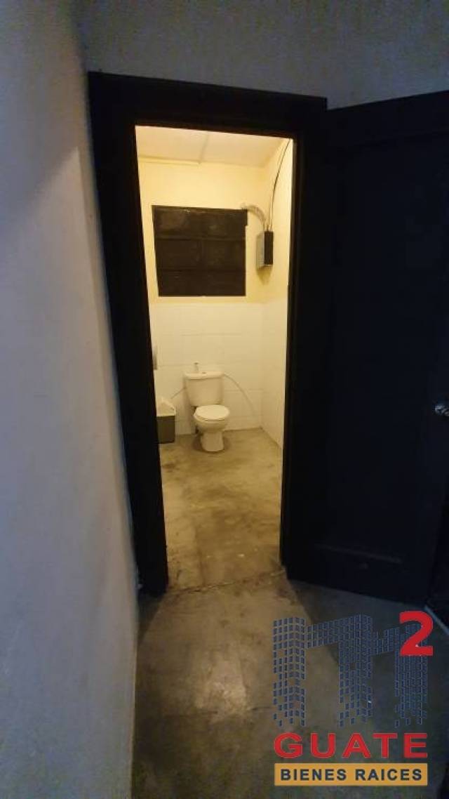 Local de 126 m2 de construcción, en Renta Zona 10 - Miniatura 8
