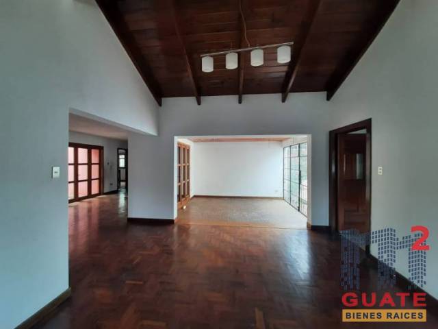 Casa de 302 m2 de construcción, en Renta, Zona 15 - Image 4
