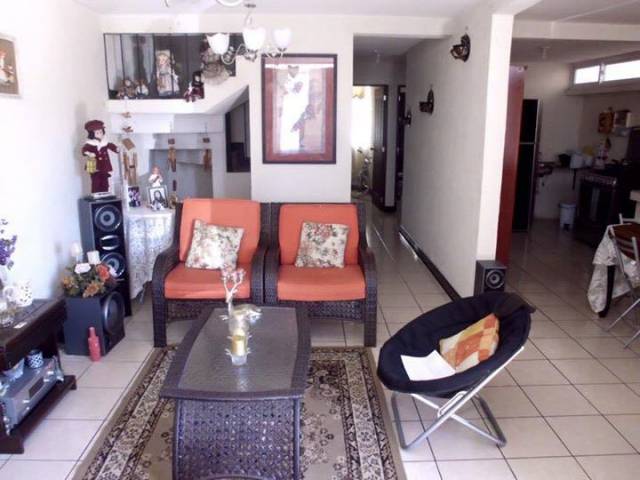 Casa de dos niveles en venta y en renta en Villa Nueva