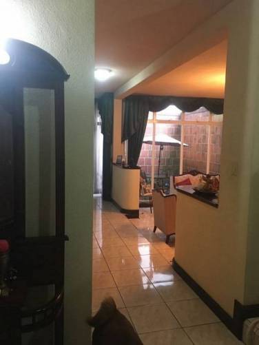 Vendo Grande y Hermosa Casa en zona 2 Guatemala - Image 1