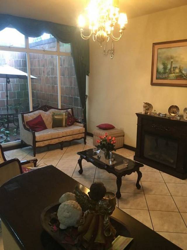 Vendo Grande y Hermosa Casa en zona 2 Guatemala - Image 2