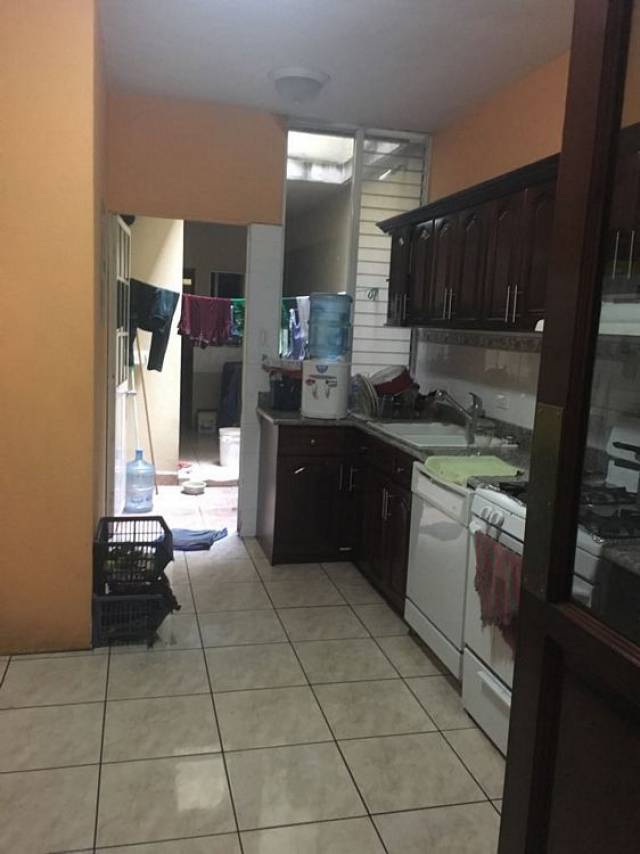 Vendo Grande y Hermosa Casa en zona 2 Guatemala - Image 4