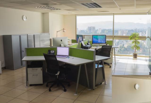 Renta oficina amueblada y equipada en Zona 10 - Image 1