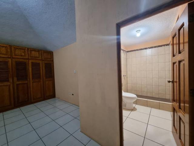 CASA EN VENTA DENTRO DE COLONIA PINARES, SAN CRISTÓBAL - Miniatura 7