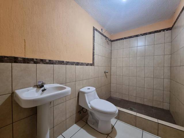 CASA EN VENTA DENTRO DE COLONIA PINARES, SAN CRISTÓBAL - Miniatura 8