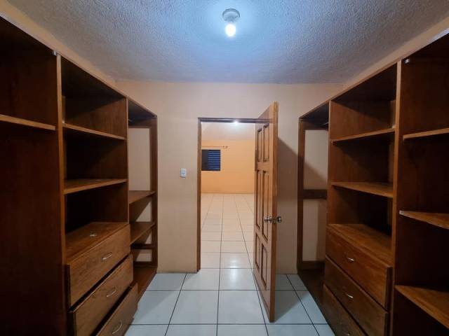 CASA EN VENTA DENTRO DE COLONIA PINARES, SAN CRISTÓBAL - Miniatura 10