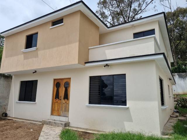 CASA EN VENTA DENTRO DE COLONIA PINARES, SAN CRISTÓBAL - Miniatura 12