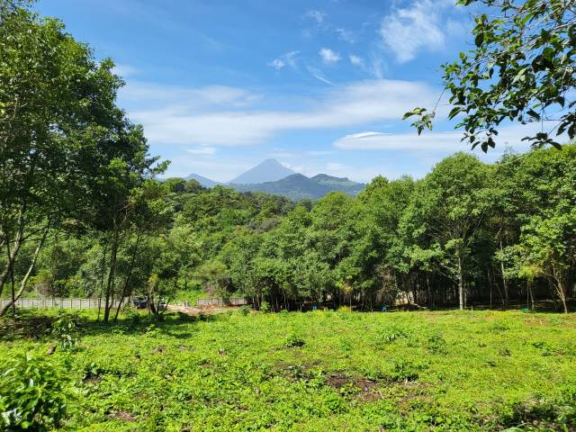 Bonito terreno 10 x 28 sector exclusivo a Santiago Sacatepequez - Image 2