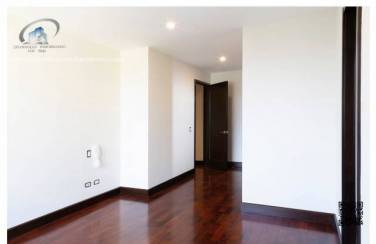 HERMOSO APARTAMENTO EN VENTA ZONA 14. - Image 1