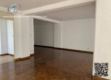 LINDO Y AMPLIO APARTAMENTO EN RENTA ZONA 15 - Image 1