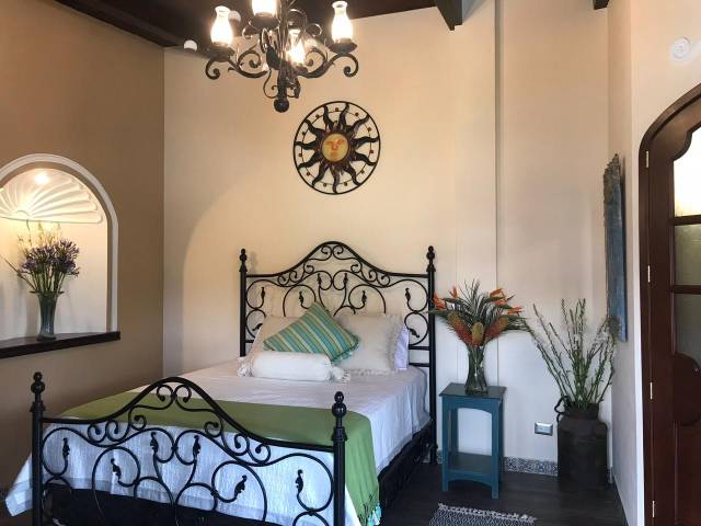 CASA CAMINABLE AL CENTRO DE ANTIGUA GUATEMALA A LA VENTA - Image 4