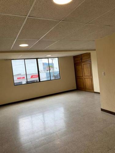 Apartamento en Renta Zona 15, ambientes amplios - Image 1