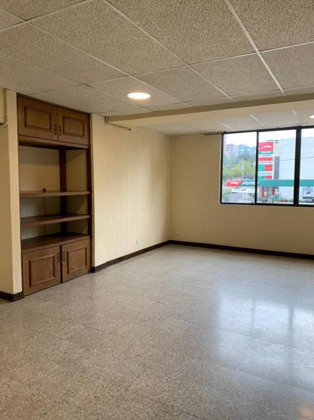 Apartamento en Renta Zona 15, ambientes amplios - Image 2