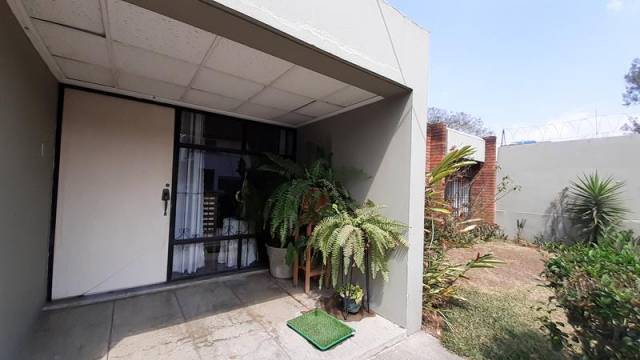 Rento casa, uso comercial o vivienda en zona 15. - Miniatura 2