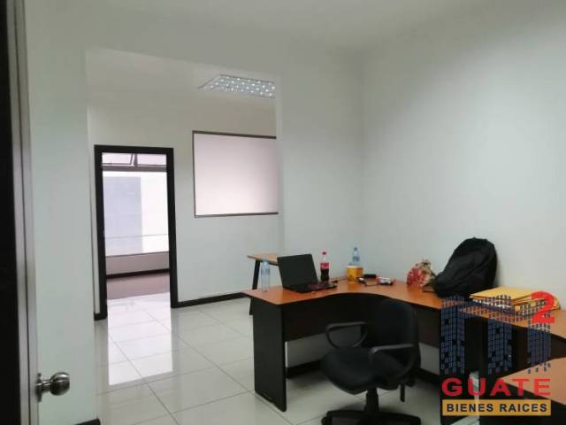 Oficina de 50 m2 de construcción en Renta, Zona 10 - Image 4