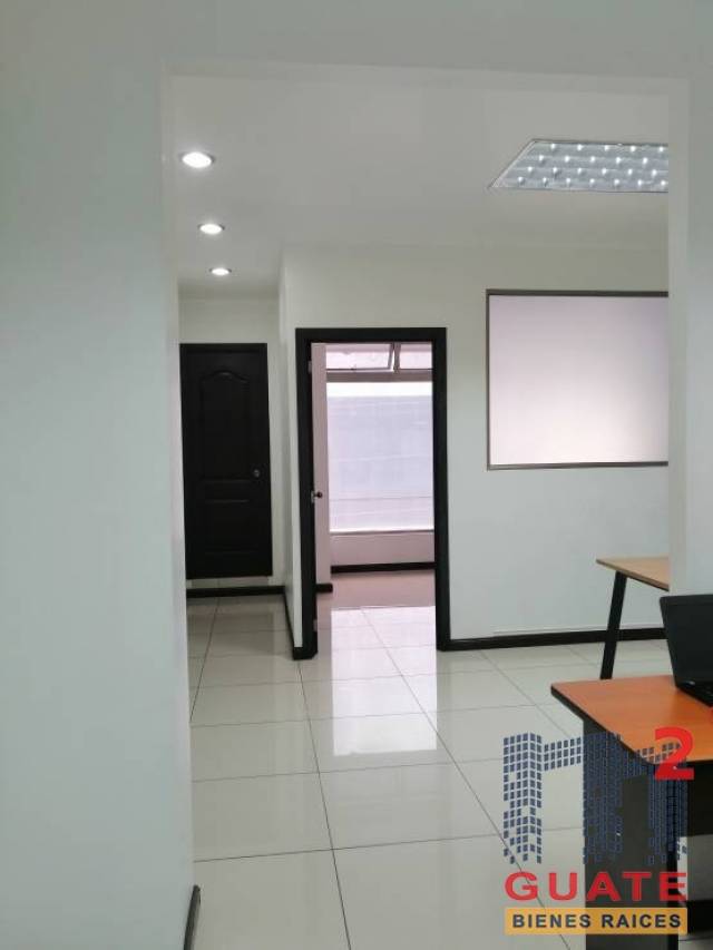 Oficina de 50 m2 de construcción en Renta, Zona 10 - Image 5