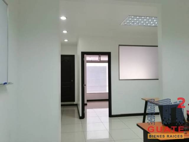 Oficina de 50 m2 de construcción en Renta, Zona 10 - Miniatura 7
