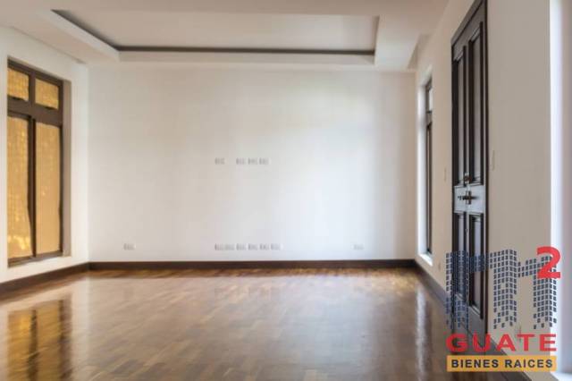 Casa de 529.5 m2 de construcción en Venta, Zona 10 - Image 2