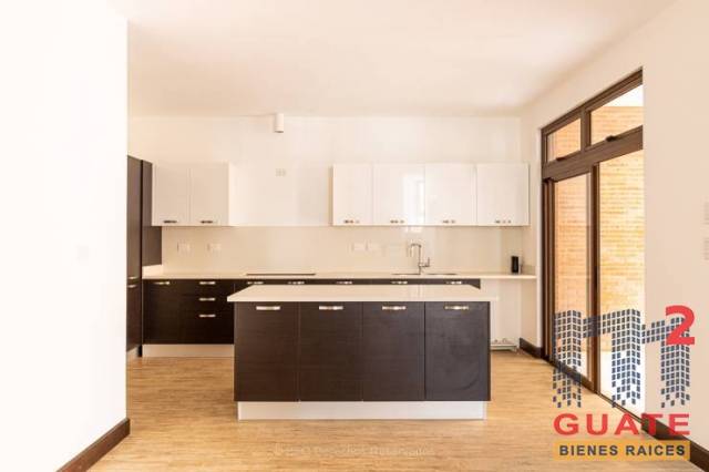 Casa de 529.5 m2 de construcción en Venta, Zona 10 - Image 4