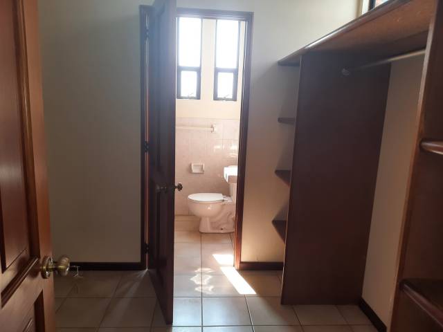Alquilo Amplio Apartamento, Zona 14 - Image 2